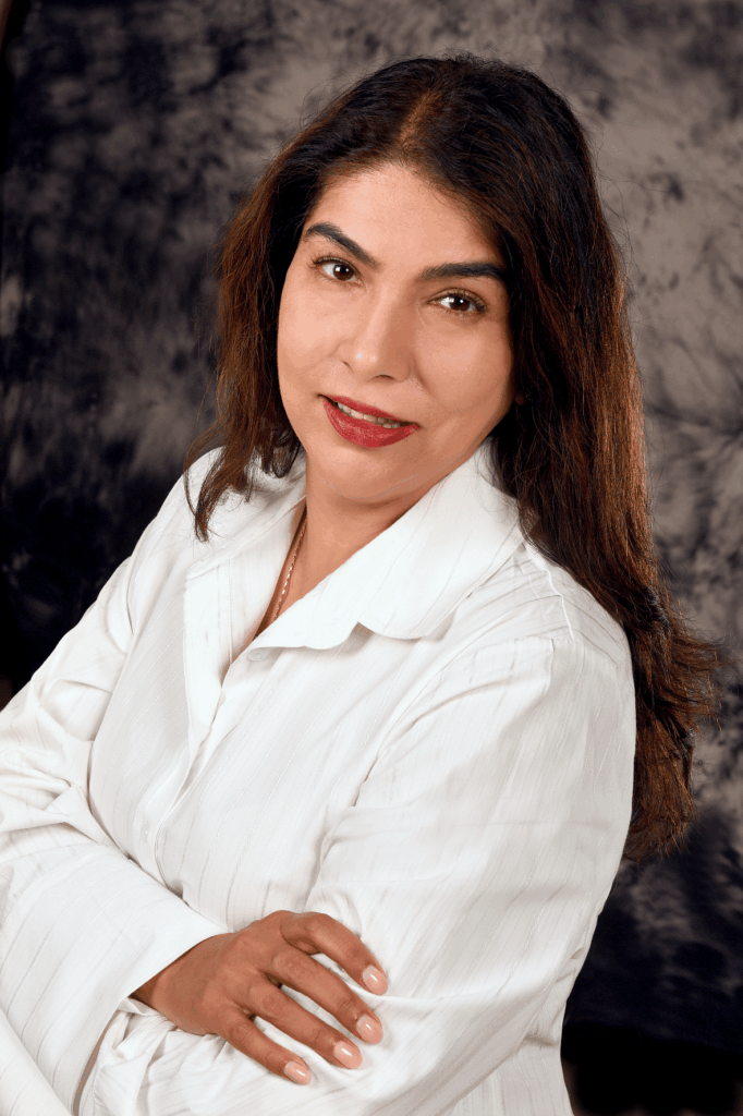 Porträt von Iram Mirza, Gründerin des Lernwerk Transformations Studios, mit ruhiger und klarer Ausstrahlung